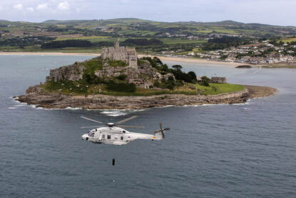 NH90 voor St. Michaels Mount aan de Zuid-Engelse kust.