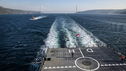 Helikopterdek van het CSS met zicht op Bosporus en brug.