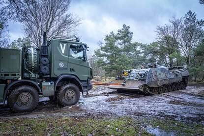 Bergingstank trekt Scania uit modder.