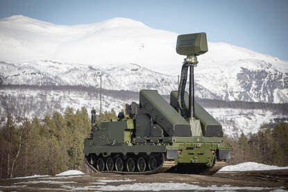 Achterzijde Armoured Combat Support Vehicle met uitgeklapte radar.