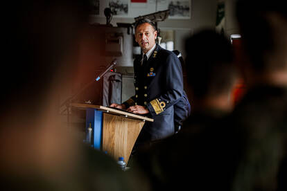 De commandant van COMMIT houdt een toespraak.