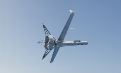 De grijze V-BAT vliegend door de lucht.