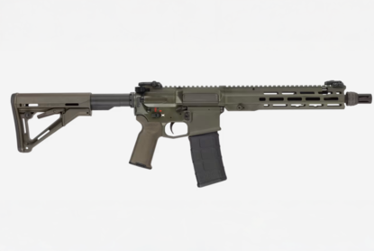 Een militair in witte kleding met de Sako voor de borst.