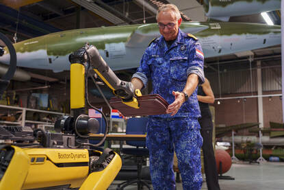 Kapitein-ter-zee Jorn bedient robothond Spot.