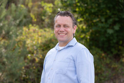 Meine kijkt in de camera.